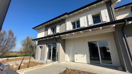 Villa schiera centrale in venditaReggio Emilia - Fogliano